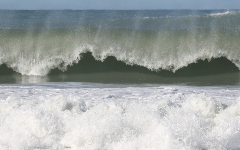 Wellen die auf der ganzen Länge gleichzeitig brechen