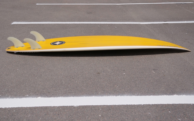 Die Aufbiegung eines Surfboards von vorne bis hinten wirf Rockerlinie oder Scoop-Rocker-Linie genannt