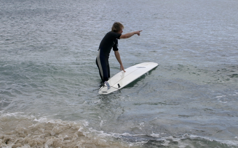 Die eingewachste Boardoberseite bei warmen Temperaturen kurz im Wasser abkühlen