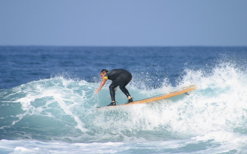 So nennt man das Abreiten der Welle auf einem Longboard, wenn der Surfer dabei ganz vorne auf dem Bug steht