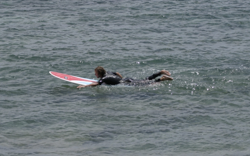 Der Surfer liegt zu weit hinten auf dem Board