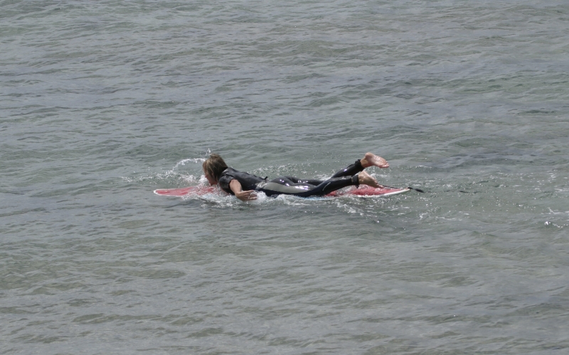 Der Surfer liegt zu weit vorne auf dem Board