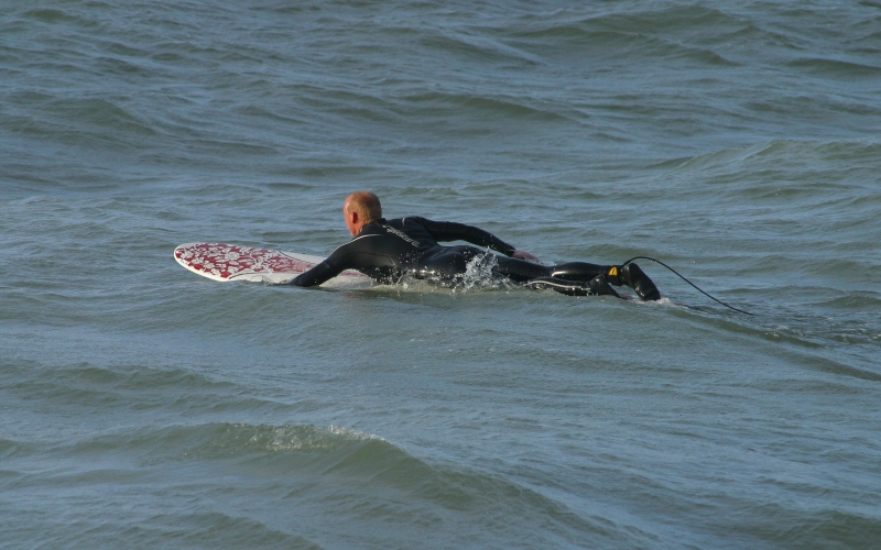 Der Surfer liegt richtig auf den Board