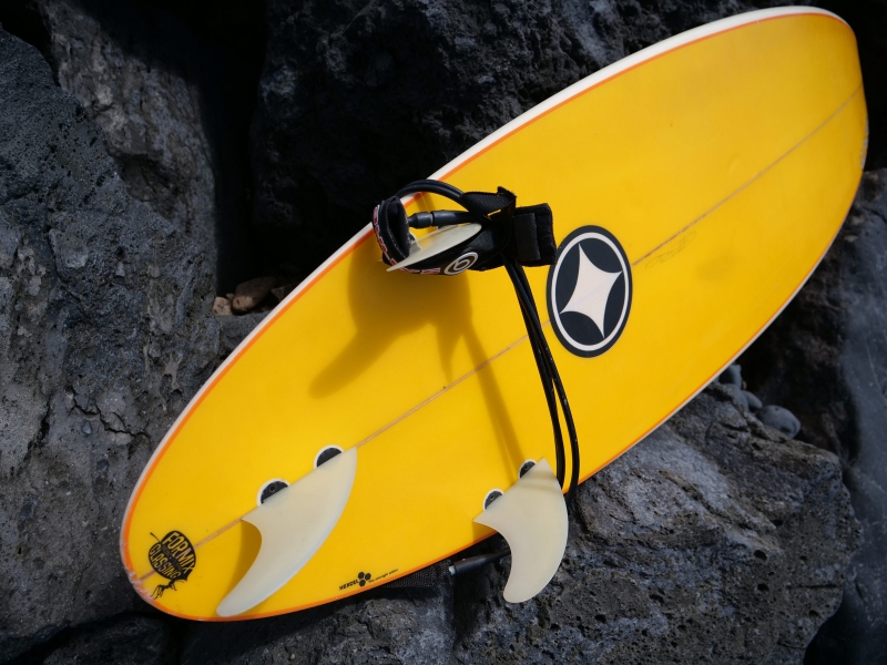 Surfboards mit drei Finnen am Heck werden als Thruster oder Tri-Fin Boards bezeichnet