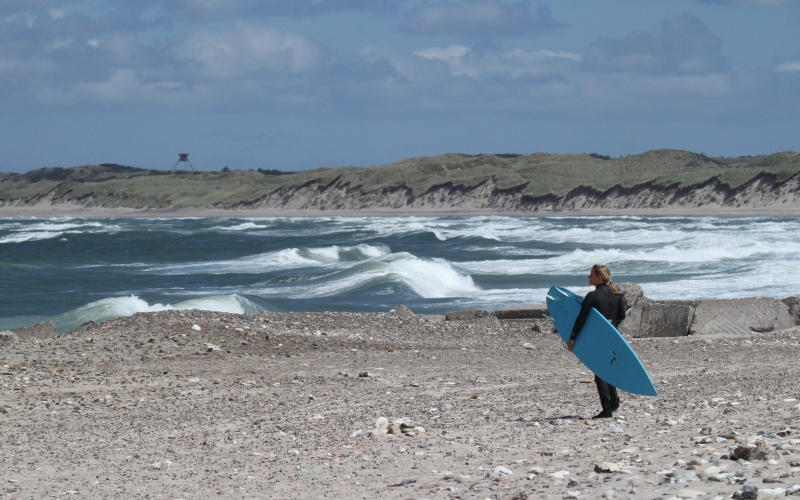 Surfen lernen in Dänemark kann man gut im Nordwesten - dort findet man viele Surfcamps