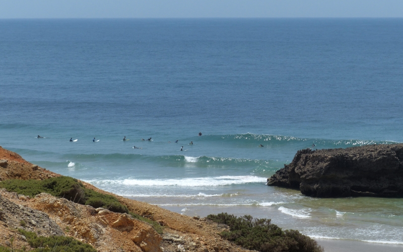 Wellenreiten an der Algarve, auch findet man Surfcamps in jedem Ort