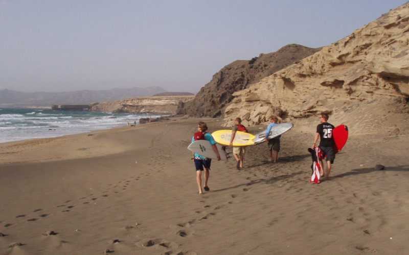 Wellenreiter am Strand von La Pared/Fuerteventura - hier schulen viele Surfcamps